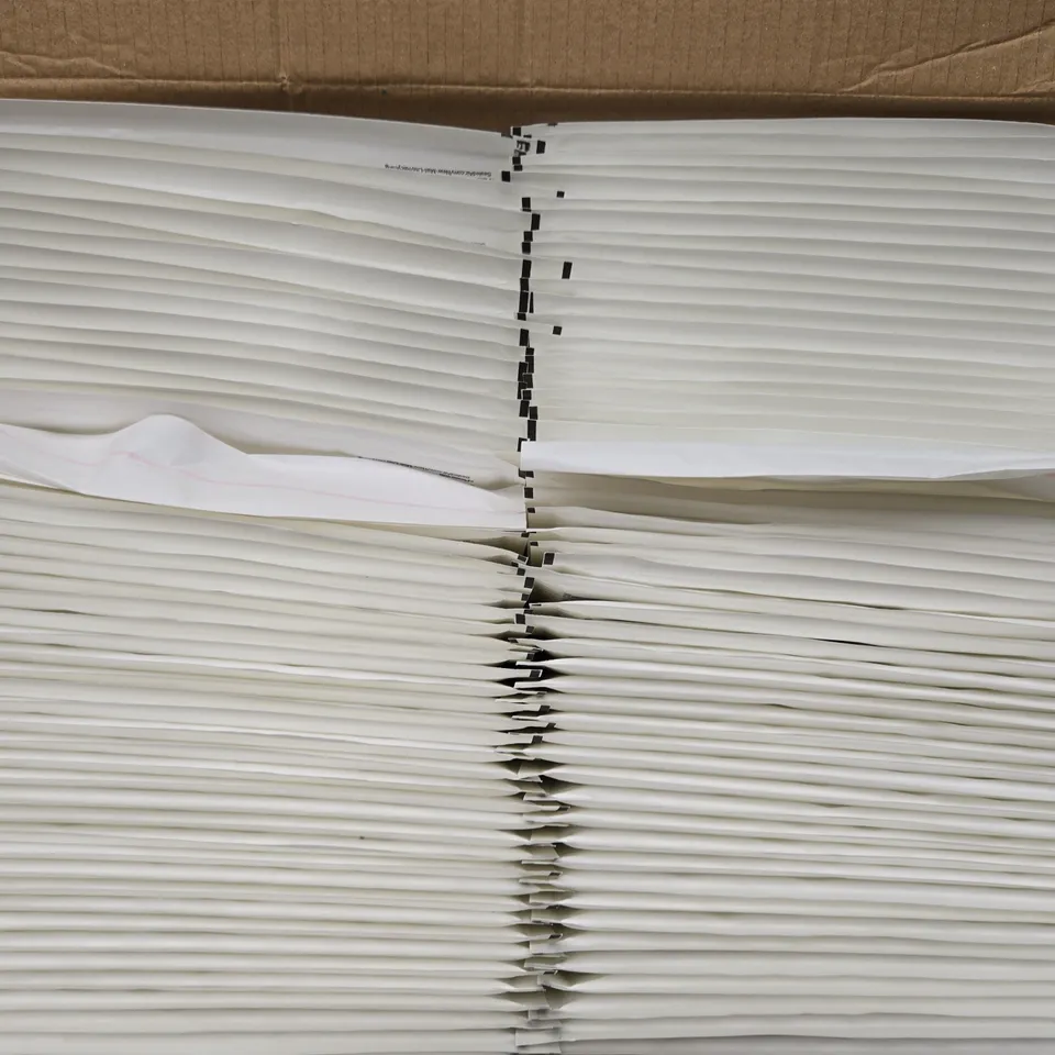 BOX OF APPOXIMATELY 100 PADDED ENVOLOPES IN WHITE - 220MM X 260MM