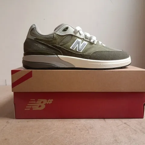 BOXED PAIR OF NEW BALANCE 933 TRAINERS IN OLIVE/SAGE SIZE UK 9.5