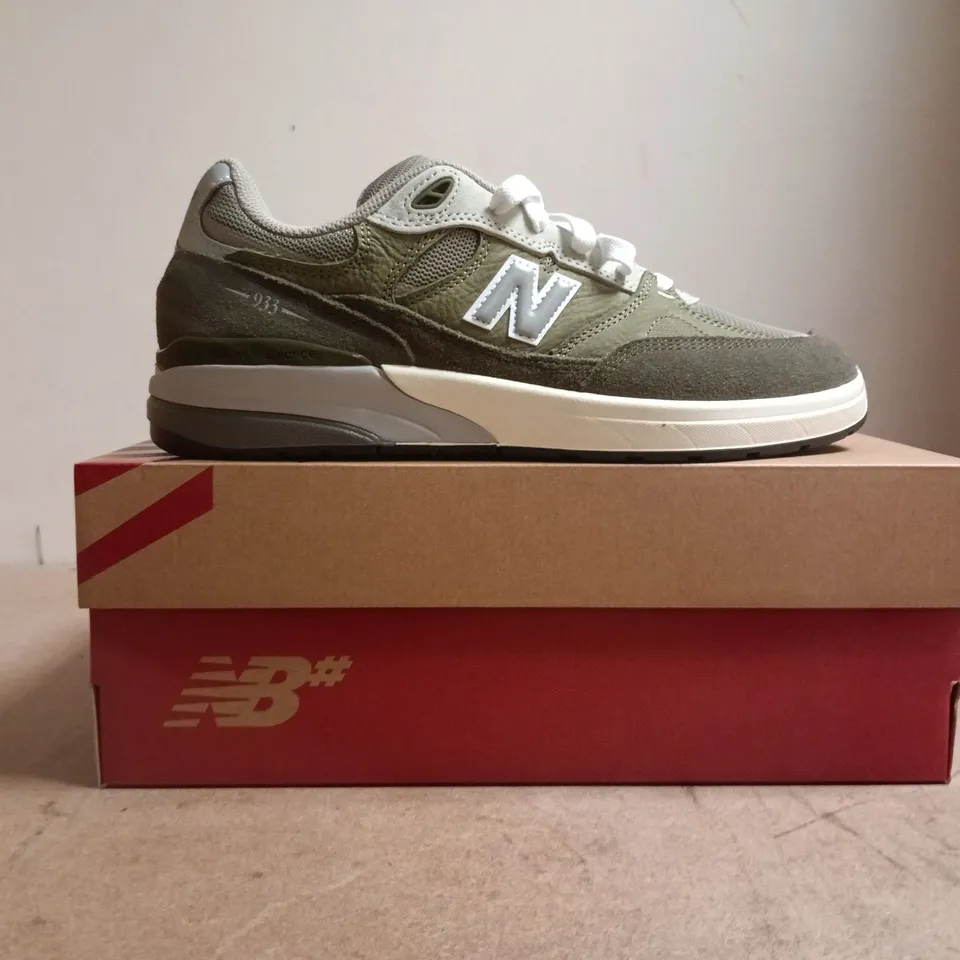 BOXED PAIR OF NEW BALANCE 933 TRAINERS IN OLIVE/SAGE SIZE UK 9.5