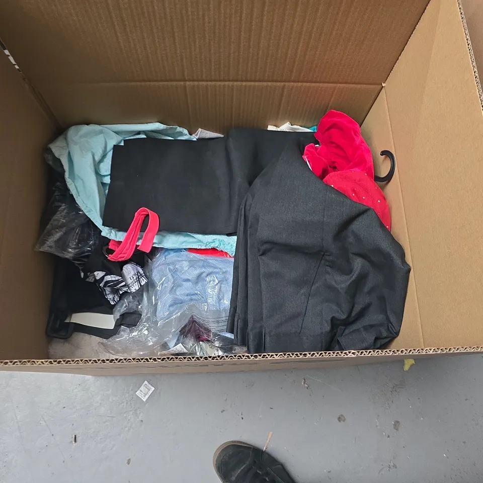 LARGE QUANTITY OF ASSORTED KIDS CLOTHING ITEMS TO INCLUDE PRIMARK, NEXT AND NUBY