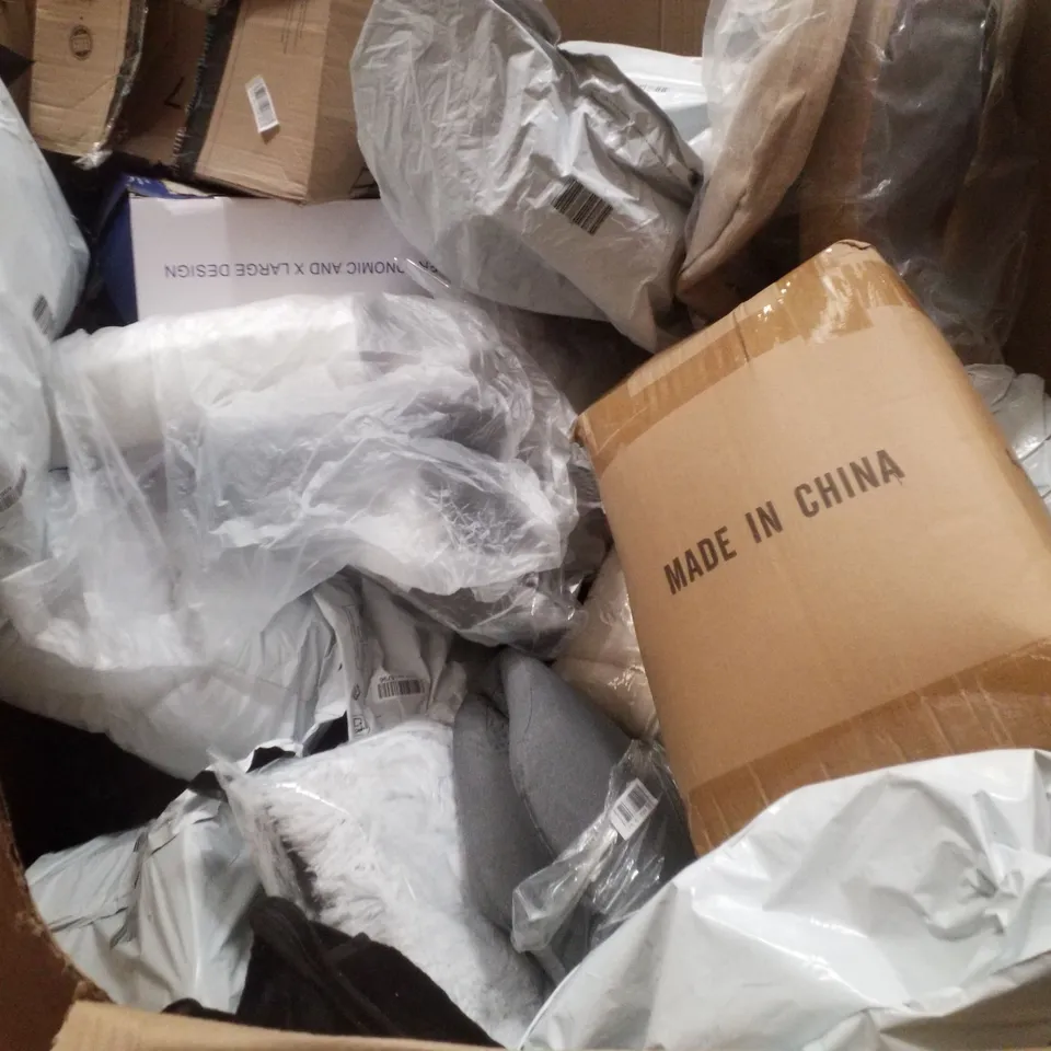 PALLET CONTAINING ASSORTED PILLOWS & CUSHIONS