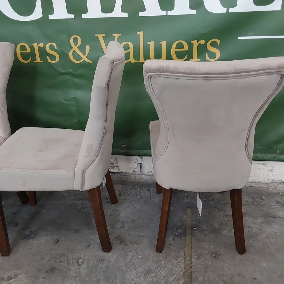 SET OF FOUR UPHOLSTERED BUTTONED BACK DINING CHAIRS LIGHT GREY PLUSH FABRIC ON DARK LEGS 