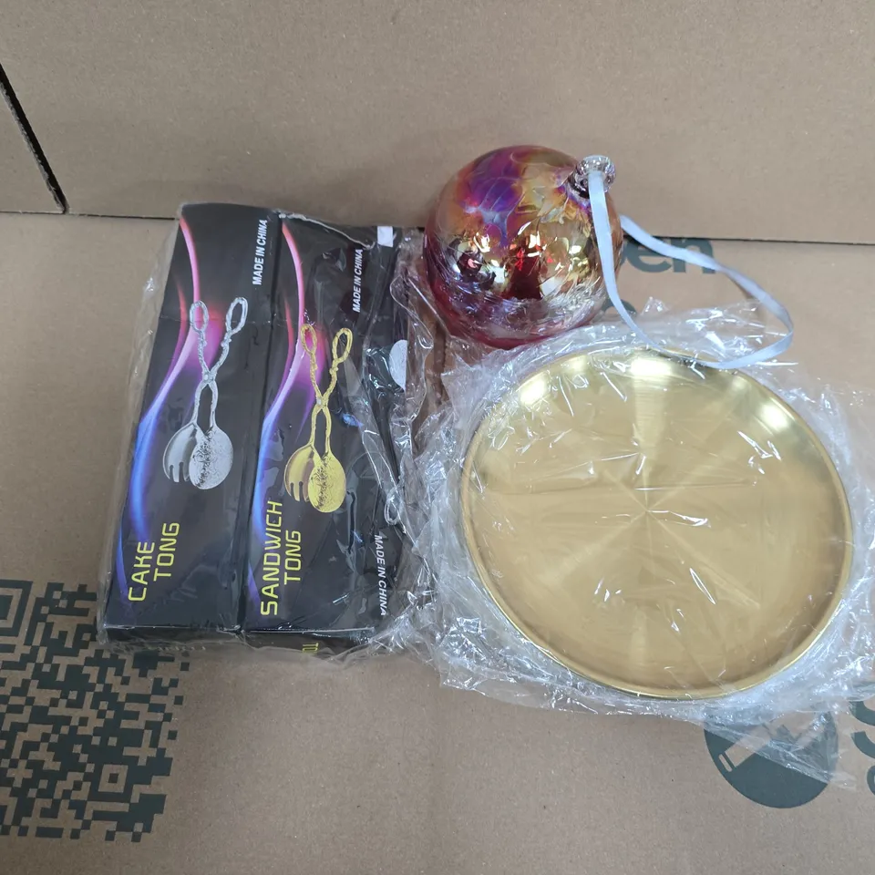 APPROXIMATELY 15 ASSORTED HOUSEHOLD PRODUCTS TO INCLUDE CAKE & SANDWICH TONGS, GOLD METAL PLATES, CHRISTMAS BAUBLE 