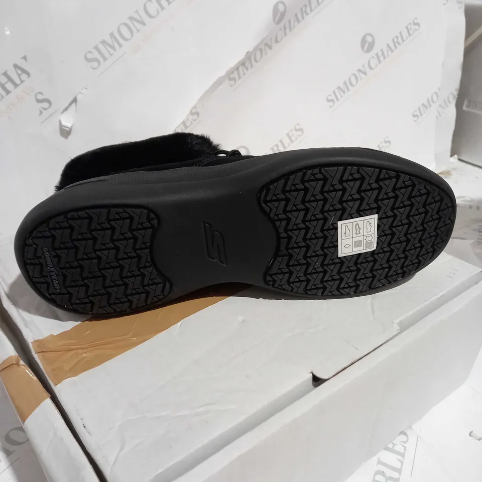 BOXED PAIR OF SKECHERS GO WALK SHOES IN BLACK SIZE 6