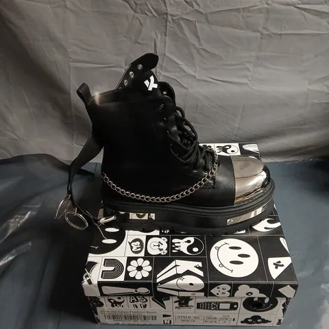 KOI BORIN BLACK LEATHER COMBAT BOOTS WITH CHROME TOE CAP AND CHAIN DETAIL, UK 6