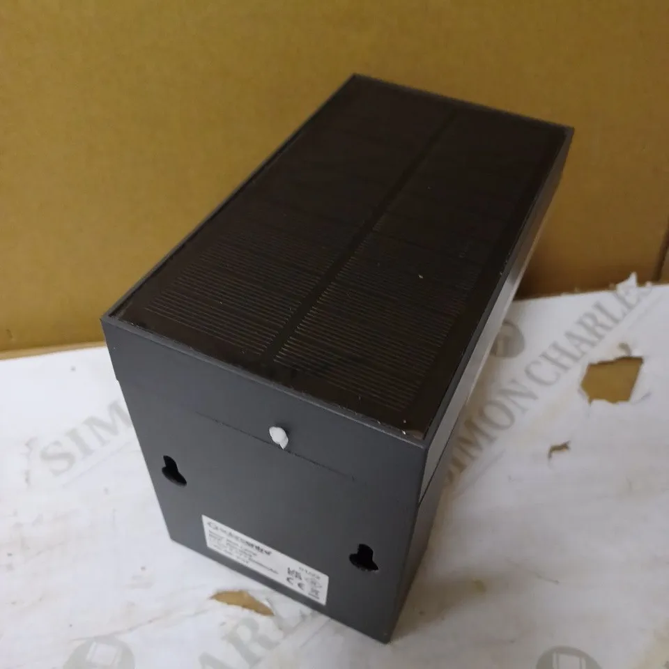 WARWICK SOLAR WALL LIGHT