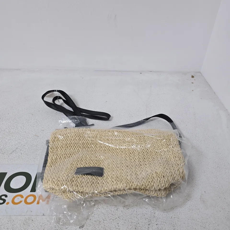BOX OF APPROXIMATELY 20 ASSORTED ITEMS INCLUDING SOLIS OVER SHOULDER BAG AND FOREST BASEBALL CAP 