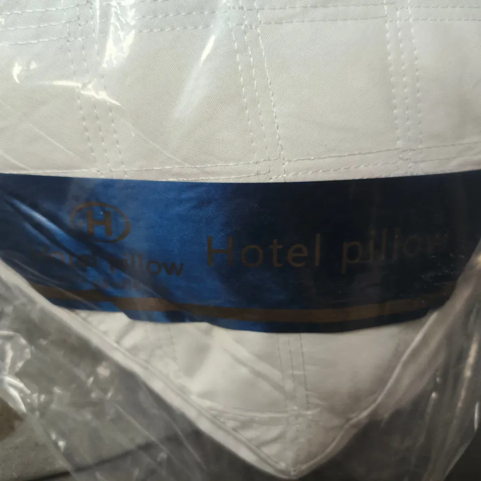 2X HOTEL PILLOWS