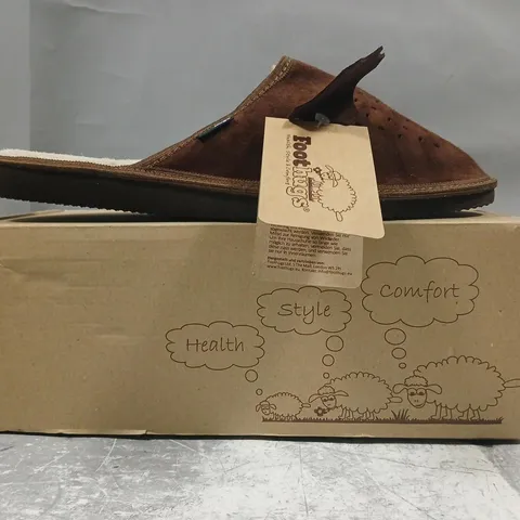 BOXED PAIR OF FOOT HUGS MEN'S SUEDE LEATHER SLIPPERS IN DARK BROWN SIZE UK 11