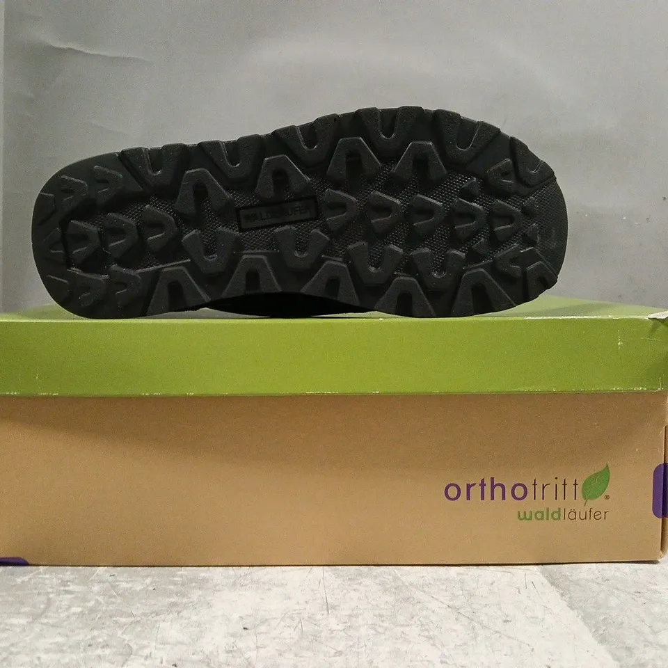 BOXED PAIR OF WALD LAUFER SHOES IN BLACK SIZE 4