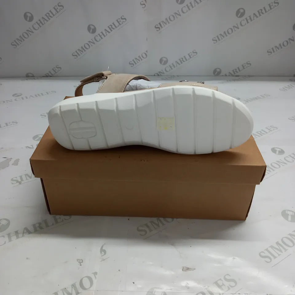 BOXED CUSHION-WALK SANDALS SIZE 6