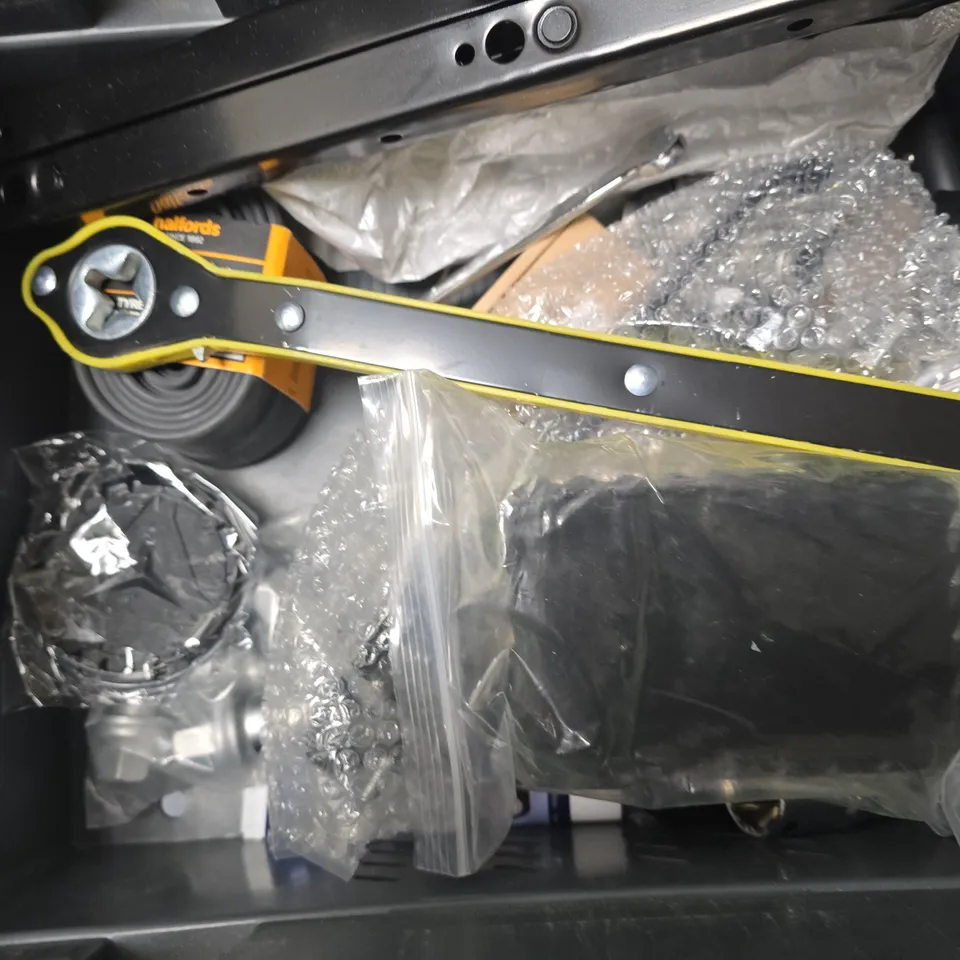 APPROXIMATELY 8 ASSORTED ITEMS TO INCLUDE - HALFORDS PRESTA VALVE INNERTUBE , LITTLE TREES , TELESCOPIC CAR WRENCH ETC
