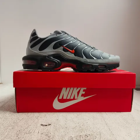 BOXED PAIR OF NIKE AIR MAX PLUS TRAINERS IN GREY/BLACK/RED SIZE UK 10.5