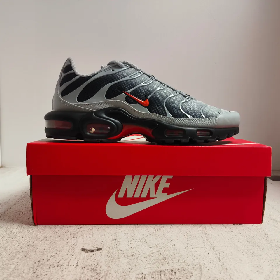 BOXED PAIR OF NIKE AIR MAX PLUS TRAINERS IN GREY/BLACK/RED SIZE UK 10.5