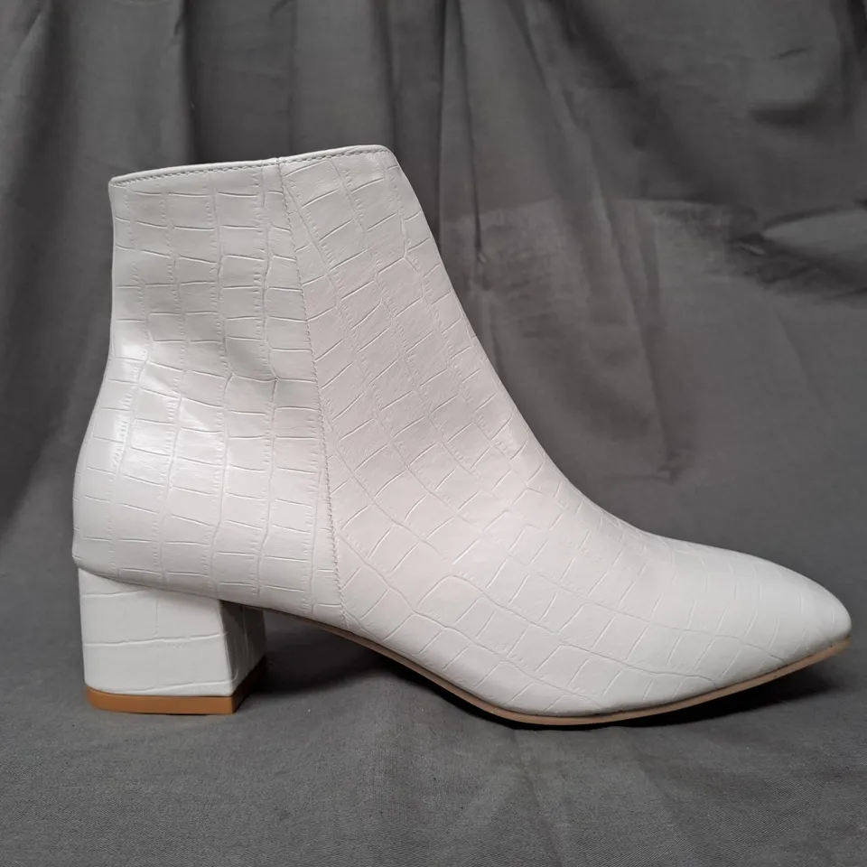 BOXED PAIR OF DESIGNER BLOCK HEEL ANKLE BOOTS IN WHITE EU SIZE 41