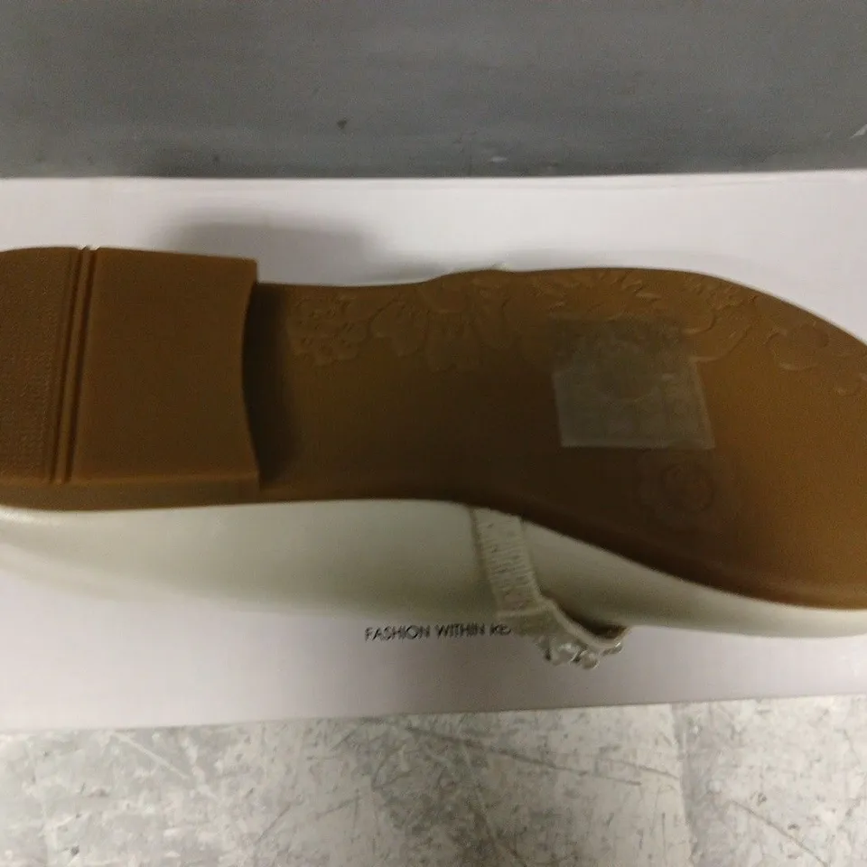 BOXED PAIR OF DREAM PAIRS SERENA KID'S SHOES IN IVORY SIZE UK 13