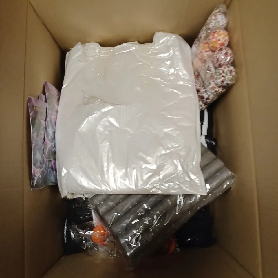 BOX OF APPROXIMATELY 15 HOUSEHOLD ITEMS TO CONTAIN UNDER DOOR DRAFT STOPPER, SANDRA BOWEL BRUSH CLEANING KIT, DESIGNER TOTE BAG HANDBAG ETC 