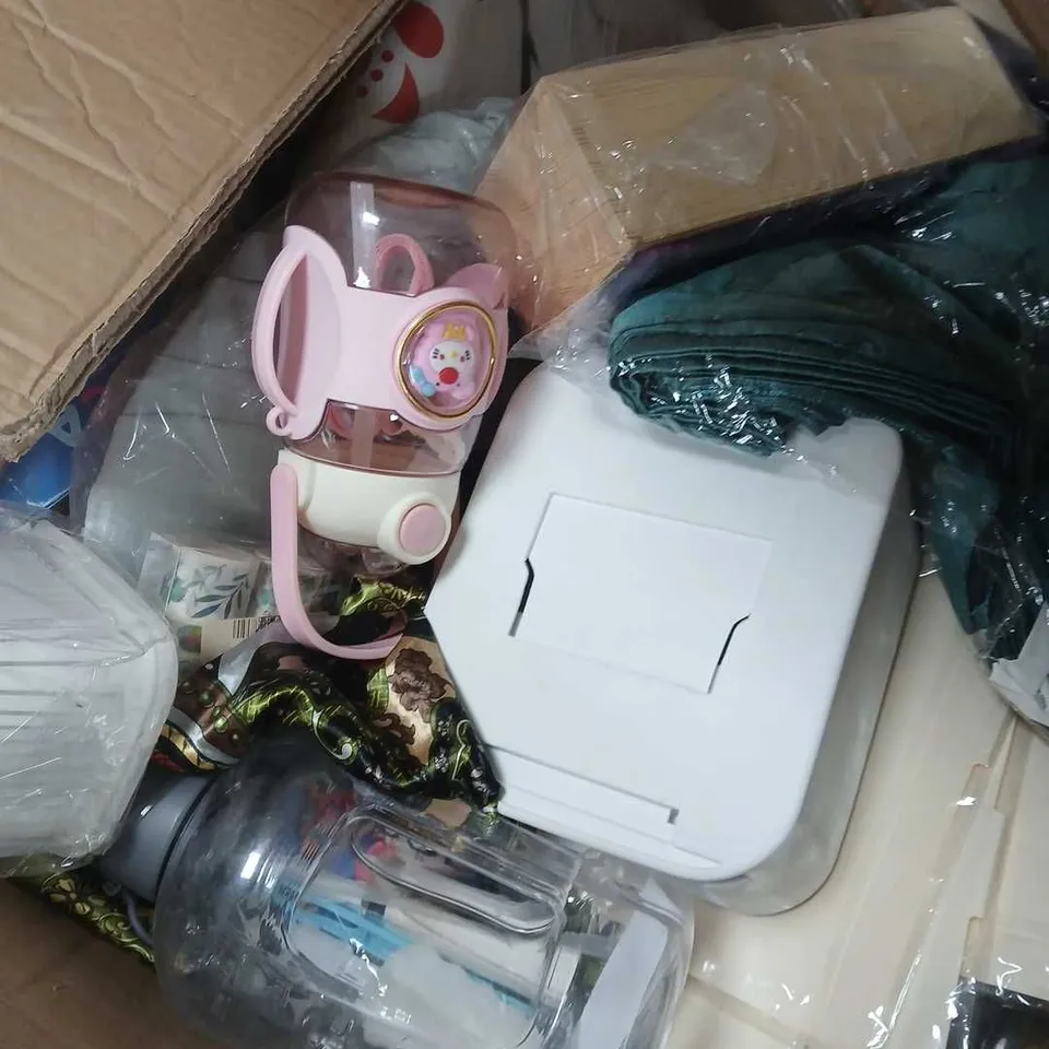 PALLET OF LARGE QUANTITY OF ASSORTED ITEMS TO INCLUDE TOYS, CLOTHING ITEMS, WATER BOTTLES, ETC - COLLECTION ONLY