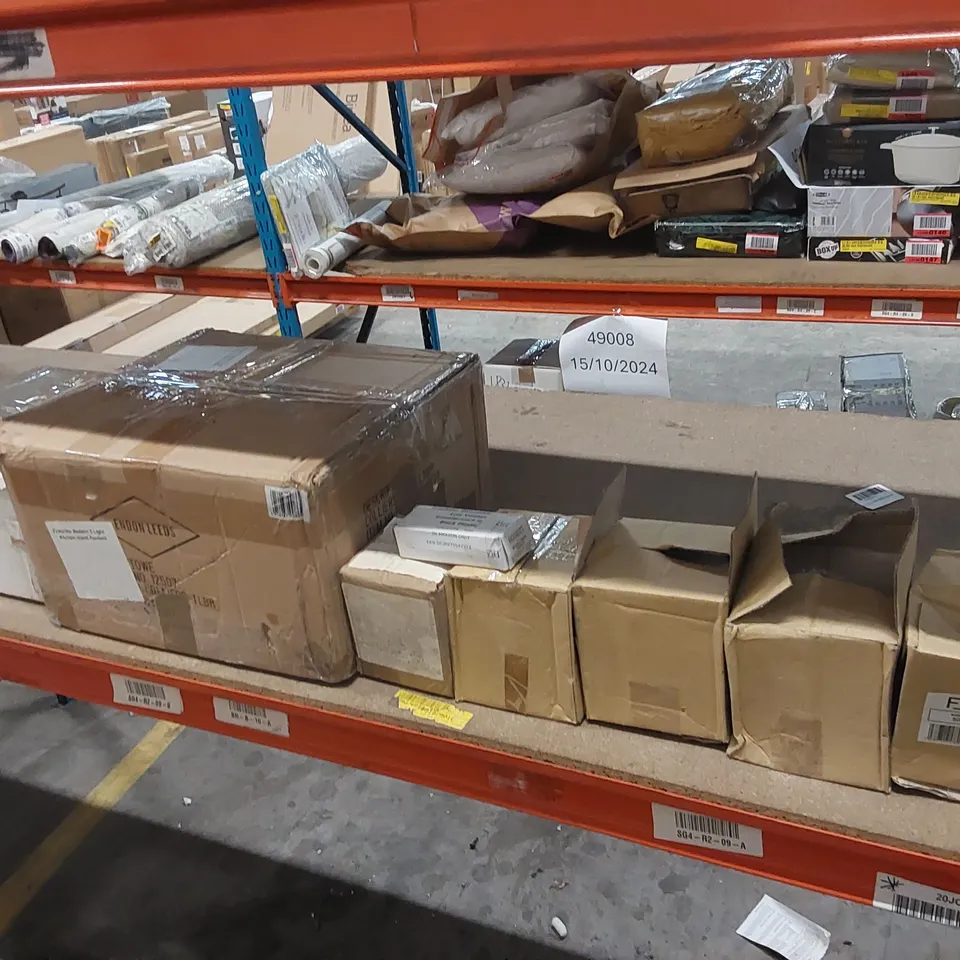 LOT OF ASSORTED LIGHT PARTS AND LIGHTING FIXTURES (1 BOX)