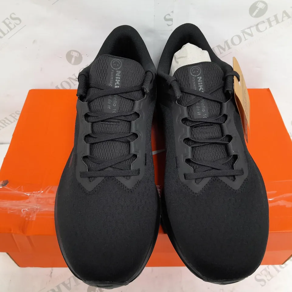 BOXED PAIR OF NIKE AIR WINFLO 10 TRAINERS IN BLACK - UK 11