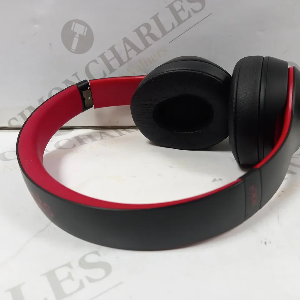 BEATS SOLO 3 WIRELESS ON-EAR HEADPHONES IN BLACK/RED