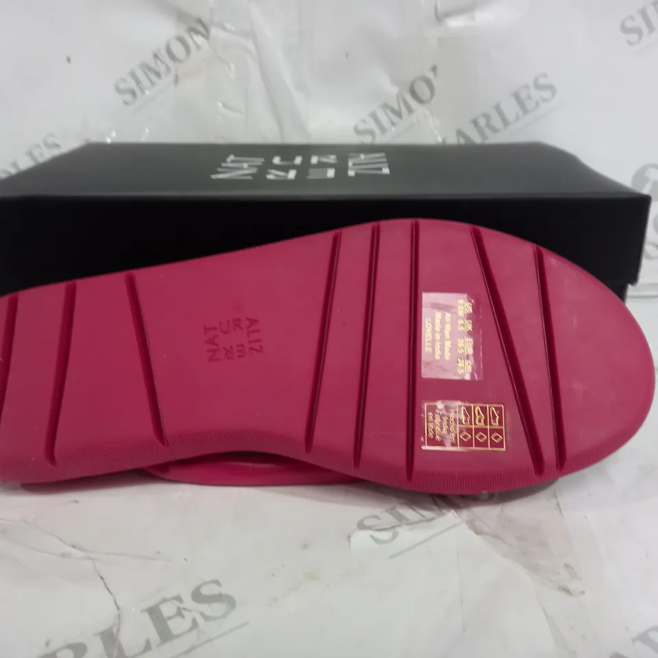 BOXED PAIR OF NATURALIZER SANDALS IN PINK SIZE 6.5