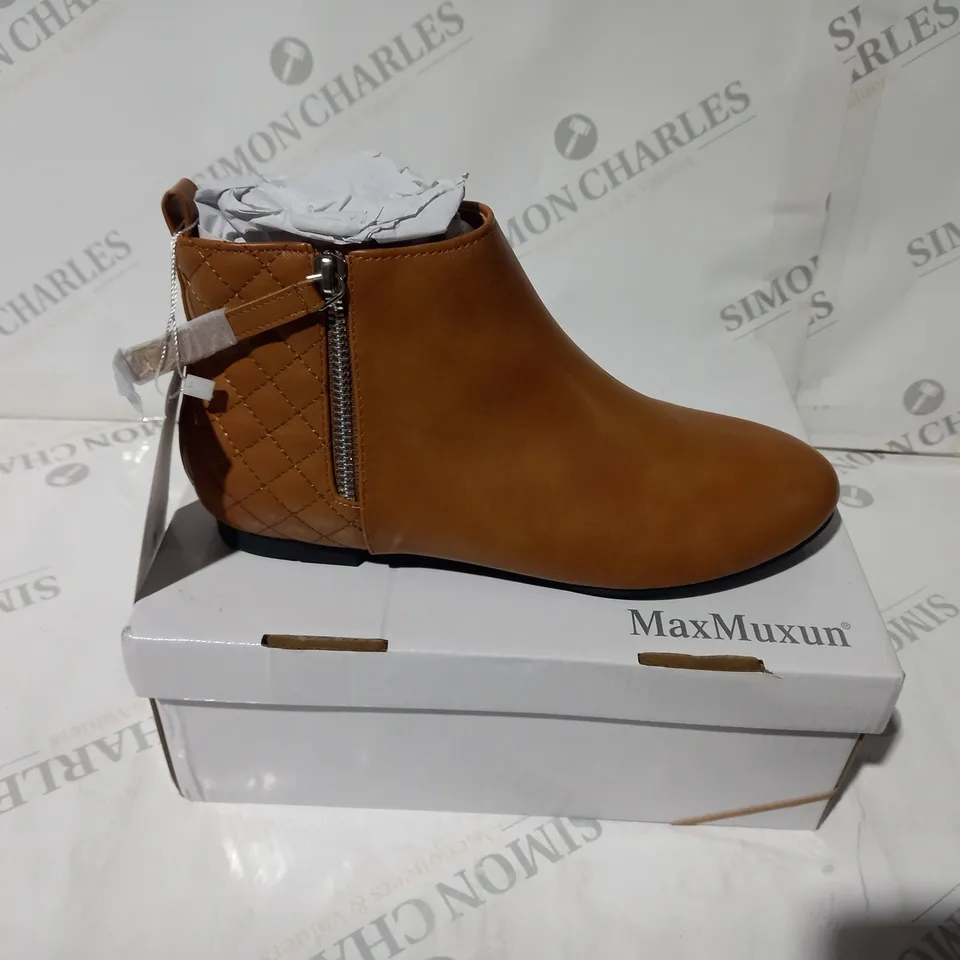 MAX MAXUN CARAMEL BOOTS SIZE 5