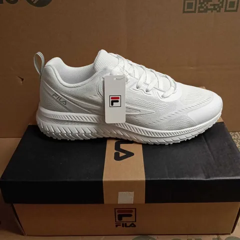 BOXED PAIR OF FILA MEN'S WHITE MESH TRAINERS – UK 8