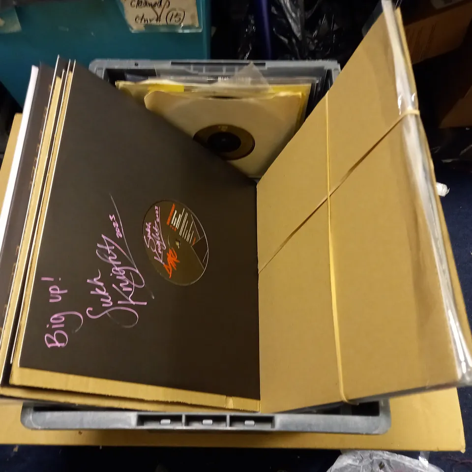 LO TOF ASSORTED VINYL RECORDS TO INCLUDE QUEEN HOT SPACE, LUTHER VANDROSS AND CHRISTIAN WUNSCH