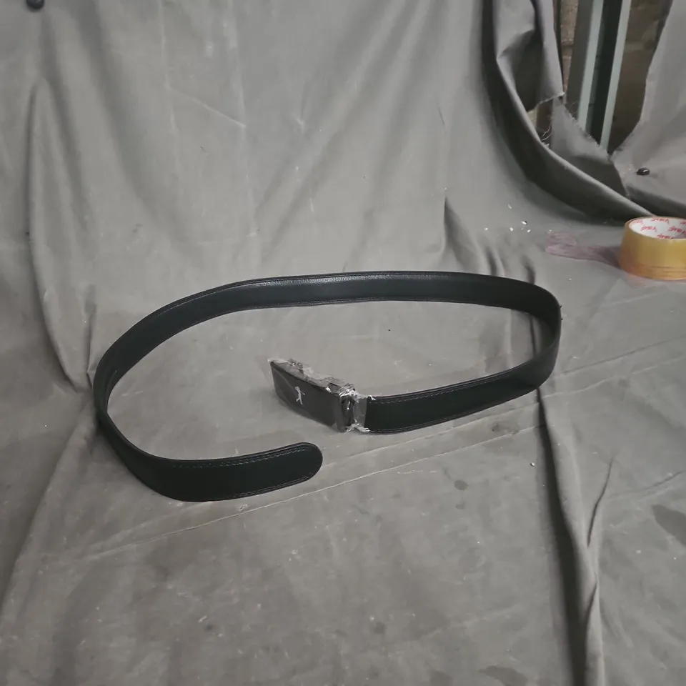 BOX OF APPROXIMATELY 25 ASSORTED CLOTHING ITEMS INCLUDING F&F BARREL LEG TROUSERS , WORK SOCKS AND GOLFER MOTIF BELT 