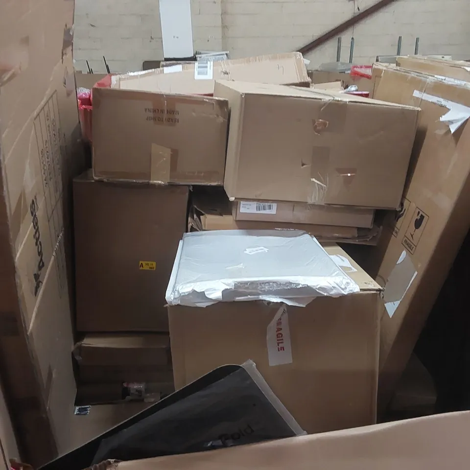 PALLET CONTAINING ASSORTED ITEMS TO INCLUDE: SPONGE MOP, TOILET SEAT, MIRROR, SNOW WREATH, BED ASSIST RAIL, RUG ECT