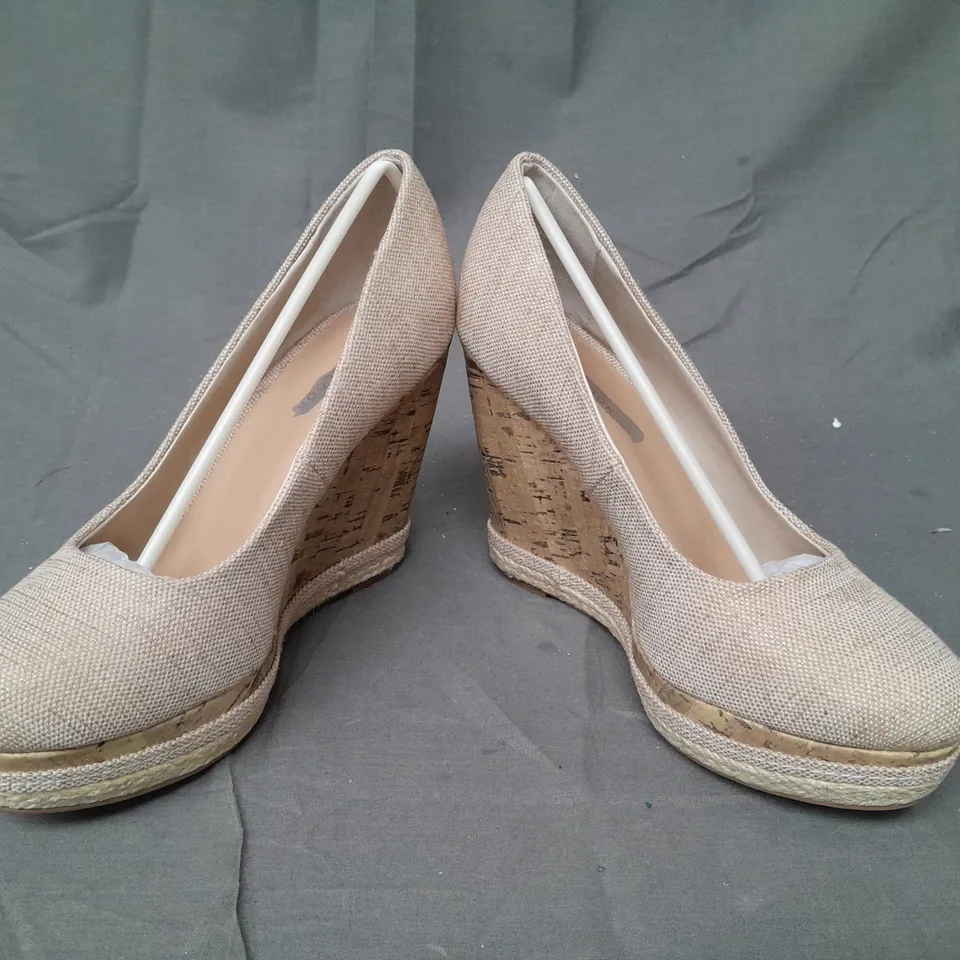 BOX OF APPROXIMATELY 5 PAIRS OF DESIGNER WEDGE SHOES IN BEIGE - VARIOUS SIZES