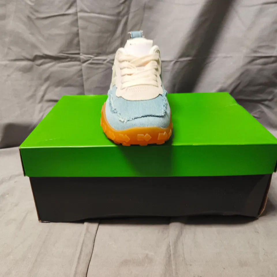 BOXED PAIR OF KATE SPADE TRAINERS IN BLUE/WHITE SIZE UK 6