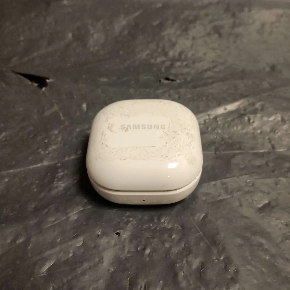 SAMSUNG WIRELESS EARBUDS IN CHARGING CASE (AKG) – WHITE