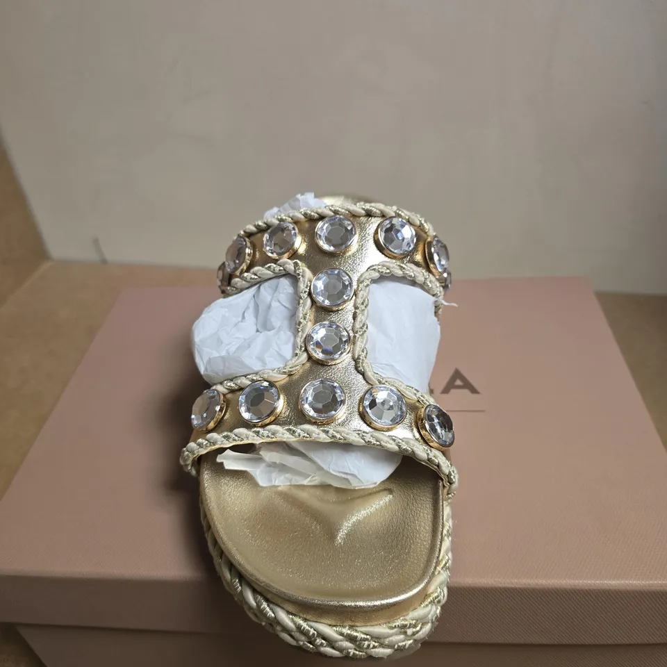 BOXED PAIR OF CARVELA SORELLA FLATFORM GOLD SANDALS – UK 8 