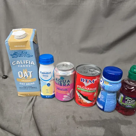 APPROXIMATELY 16 ASSORTED FOOD & DRINKS TO INCLUDE CALIFIA FARMS OAT DRINK, AQUA LIBRA SPARKLING WATER, PILCHARDS IN TOMATO SAUCE, ETC - COLLECTION ONLY