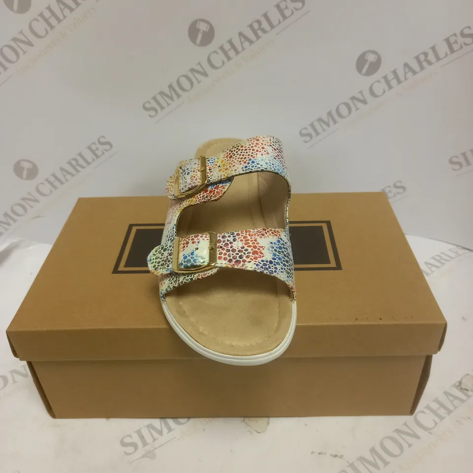 BOXED PAIR OF CUSHION WALK WHITE SANDALS - SIZE 7