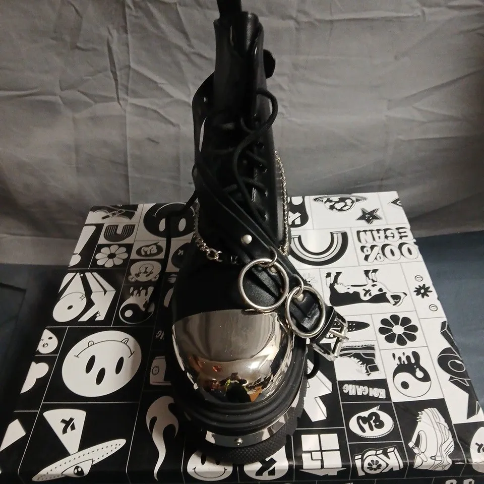 KOI BORIN BLACK LEATHER COMBAT BOOTS WITH CHROME TOE CAPS AND CHAIN EMBELLISHMENT, BLACK UK 8