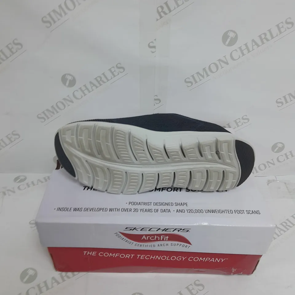 BOXED PAIR OF SKECHERS ARCH FIT VISTA BUNGEE TRAINERS IN NAVY SIZE 5