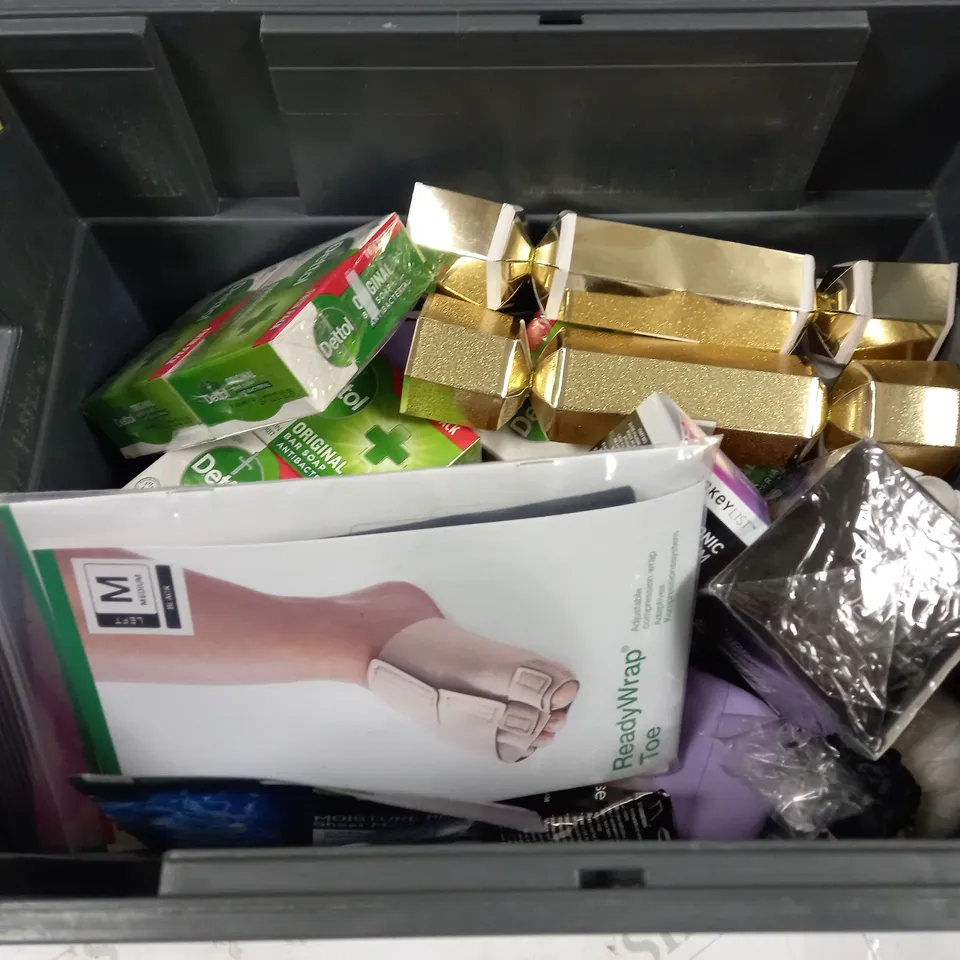 LOT OF APPROXIMATELY 20 COSMETICS ITEMS TO INCLUDE 4 TWIN PACKS OF DETTOL SOAP, SANCTUARY SPA BODY WASH, THE 1NKEY LIST HYALURONIC, ETC