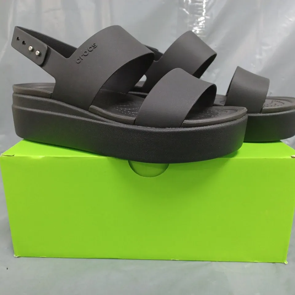 BOXED PAIR OF CROCS BROOKLYN LOW WEDGE SANDALS IN BLACK SIZE UK 6