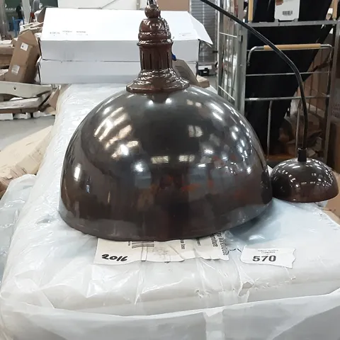 BOX CONTAINING A VARIETY OF LIGHTS / LAMP SHADES