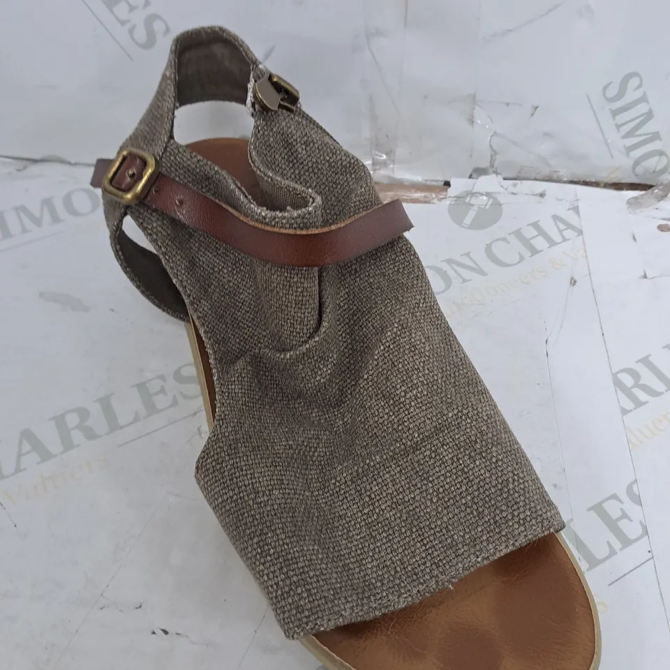BLOWFISH MALIBU BURNSIDE FLAT SANDAL IN BROWN - SIZE 5