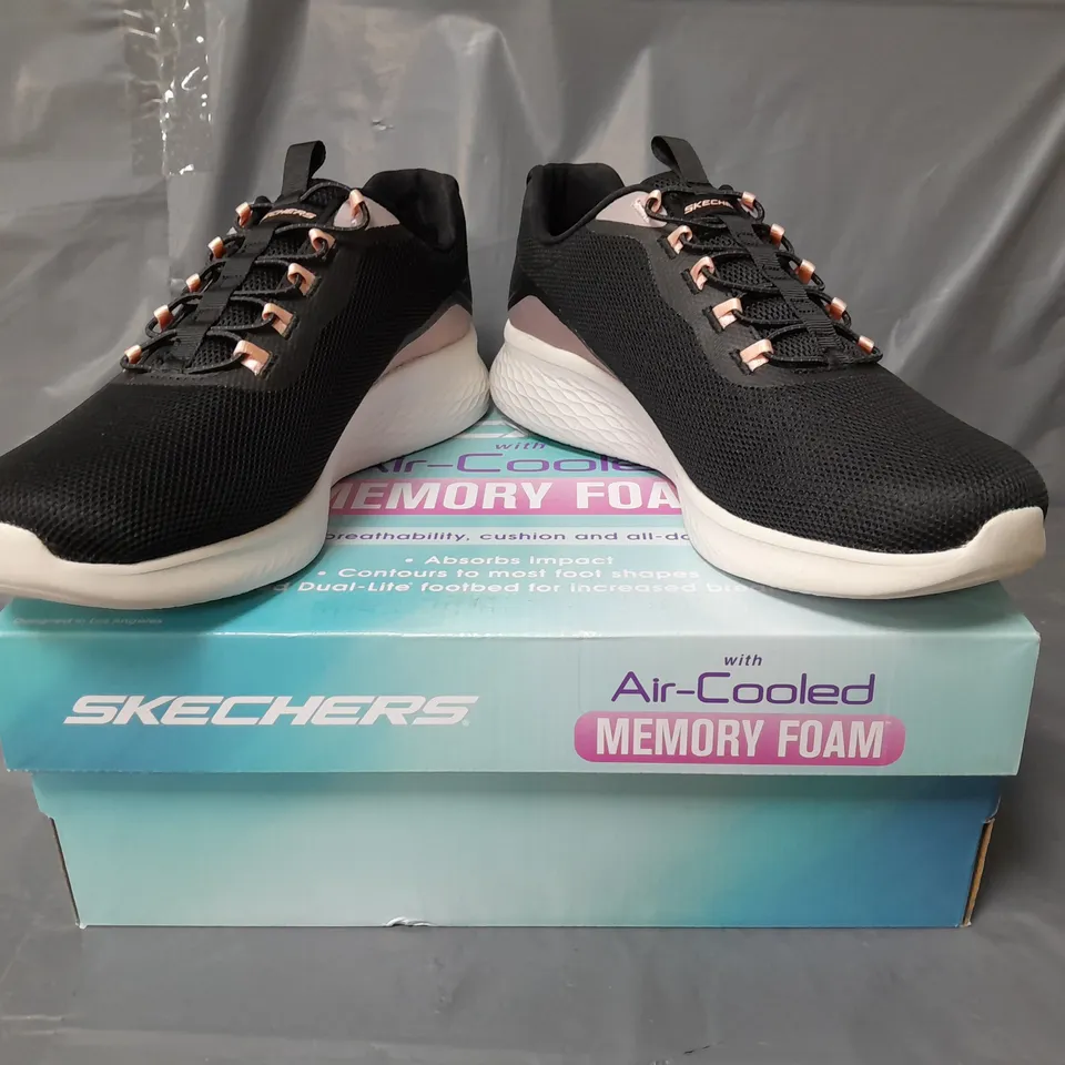 BOXED PAIR OF SKECHERS AIR-COOLED MEMORY FOAM TRAINERS IN BLACK SIZE 7