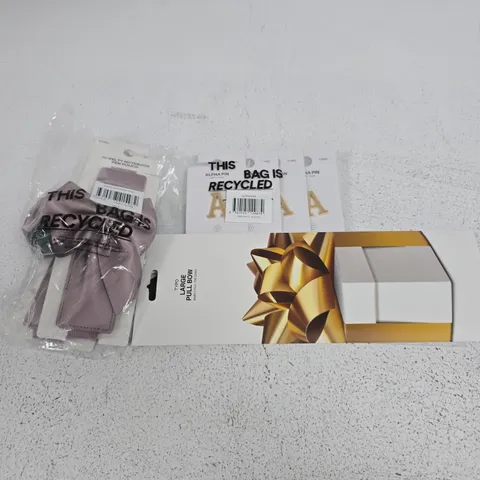 APPROXIMATELY 40 ASSORTED TYPO ITEMS TO INCLUDE LARGE PULL BOWS, ALPHA PINS, NOVELTY NOTEBOOK PEN POUCHES, ETC