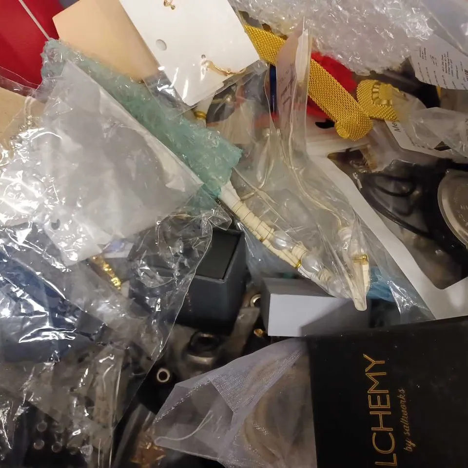 LOT OF APPROX 15 ASSORTED JEWELLERY ITEMS TO INCLUDE NECKLACES, EARRINGS, BRACELETS, ETC 