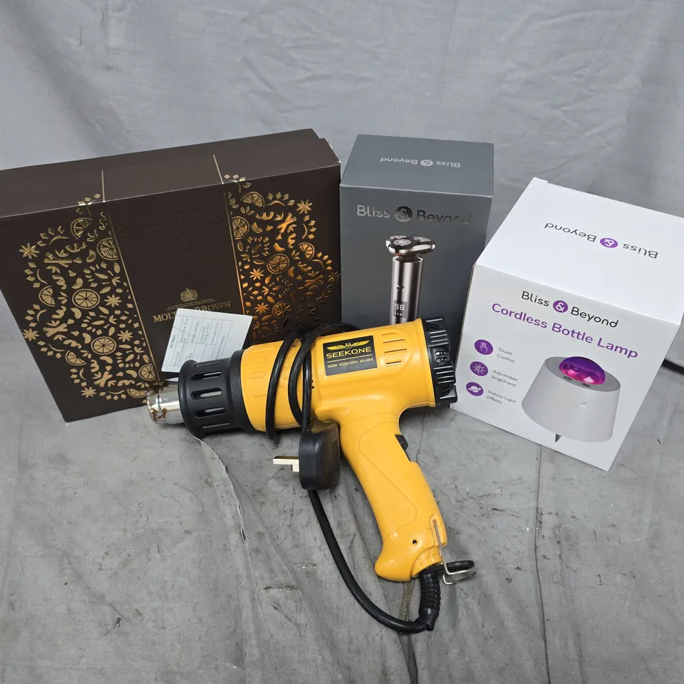 APPROXIMATELY 15 ASSORTED ITEMS TO INCLUDE CORDLESS BOTTLE LAMP, MOLTON BROWN SET, POWER SHAVER, ETC