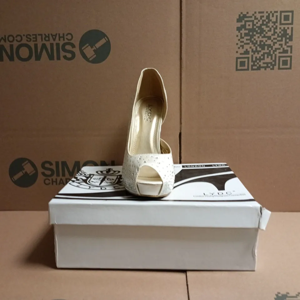 BOXED PAIR OF LYDC PEEP TOE STILETTO HEELS IN IVORY SATIN W. DIAMANTE EFFECT SIZE 5