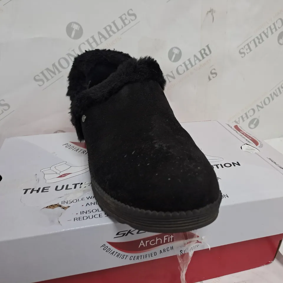 BOXED SKECHERS DREAM BOOTS IN BLACK - SIZE 6