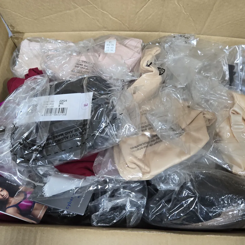 APPROXIMATELY 20 ASSORTED CLOTHING ITEMS IN VARIOUS COLOURS, SIZES, AND STYLES TO INCLUDE BRANDS SUCH AS LISCA, CYBERJAMMIES, SUNFLAIR, ETC